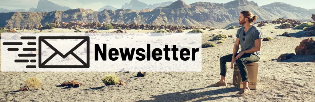 Newsletter Banner mit sitzendem Mann in der Wüste